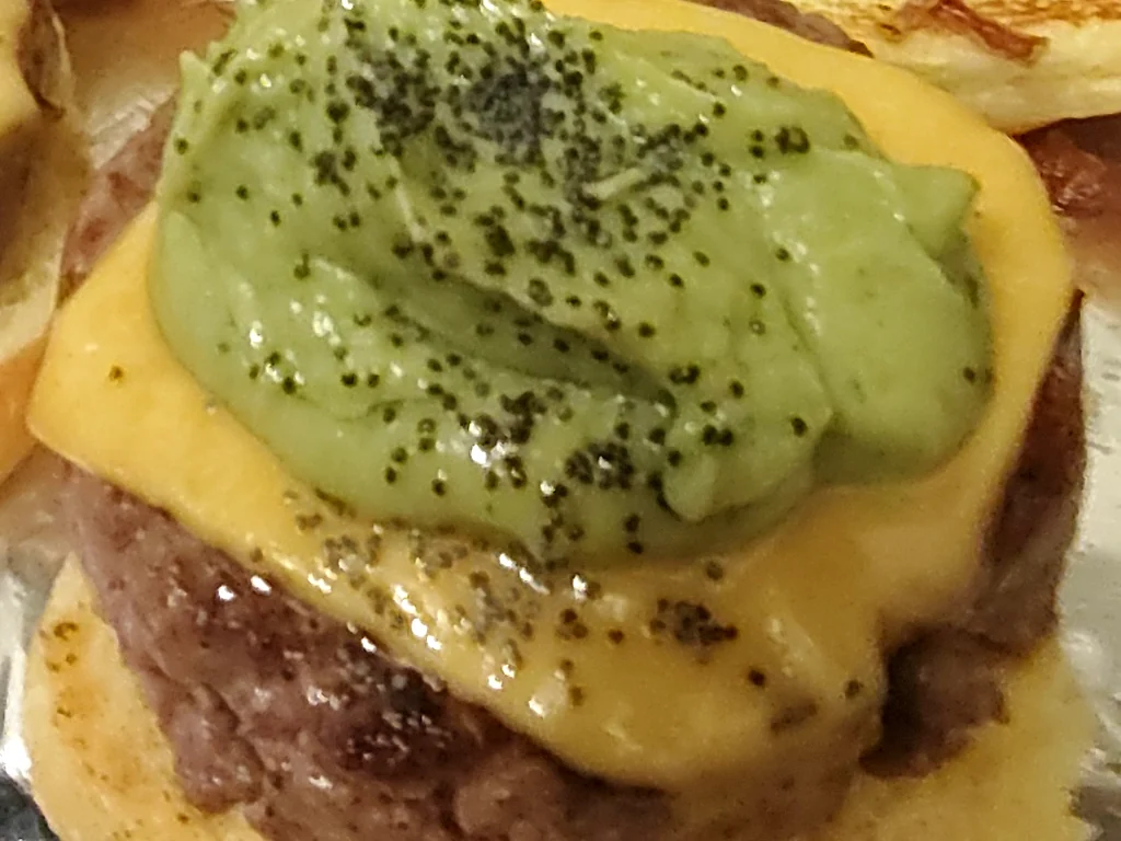 Guacamole Queen, con guacamole y semillas de amapola
