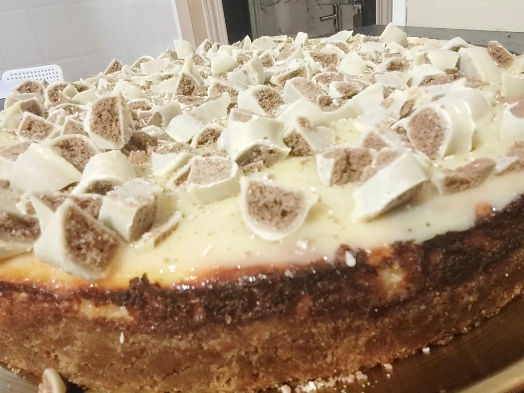 Su tarta de queso con virutas de chocolate blanco