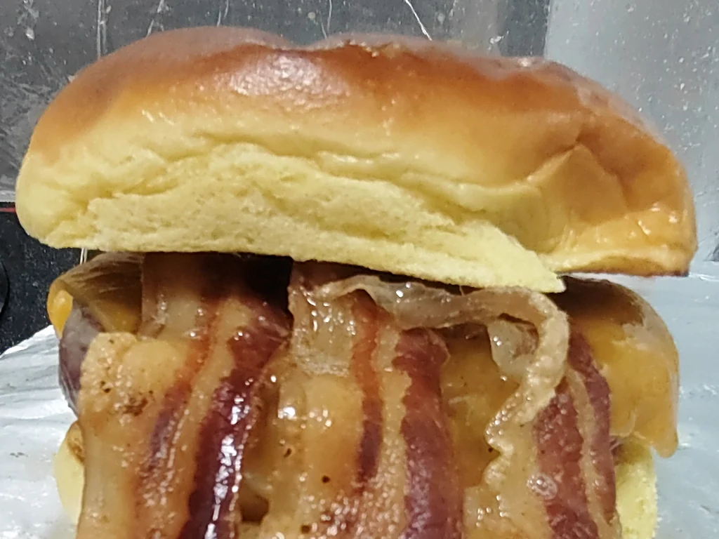 Una de sus hamburguesas en pan brioche, con queso fundido y panceta